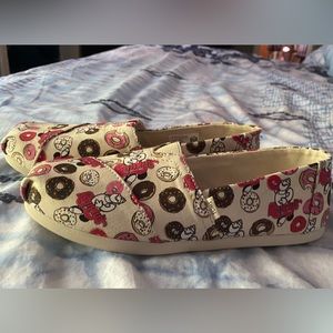 TOMS  shoes Randy’s Donuts Design size 7w